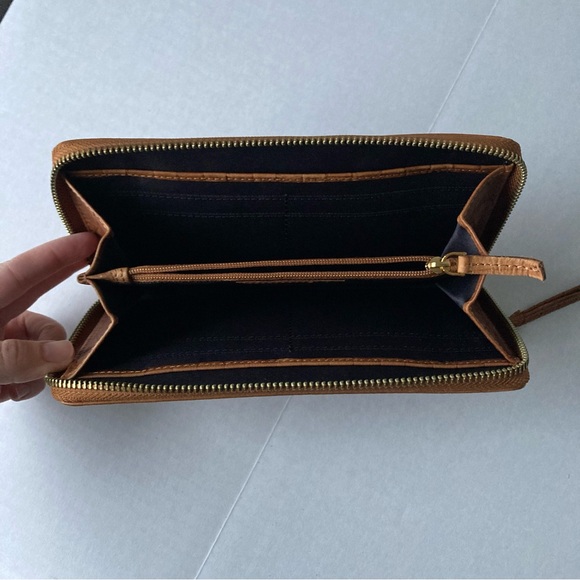 Margot New York Leather Wristlet Clutch 8.5 inches x 4.5 inches - Picture 4 of 11
